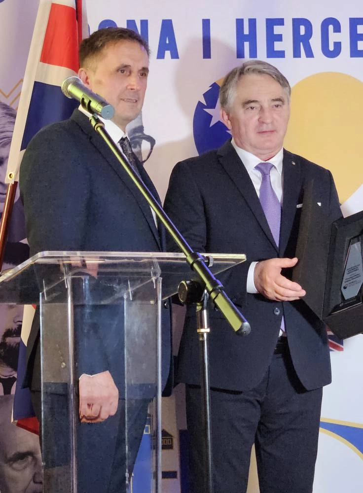 Bh. dijaspora u UK uručila priznanje predsjedavajućem Predsjedništva BiH Komšiću